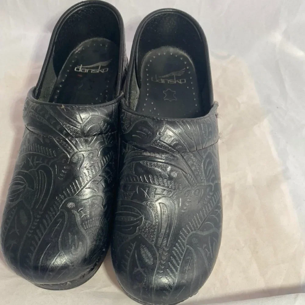 Dansko Clogs Black w/ Pattern - Sz 37 - Picture 1 of 10